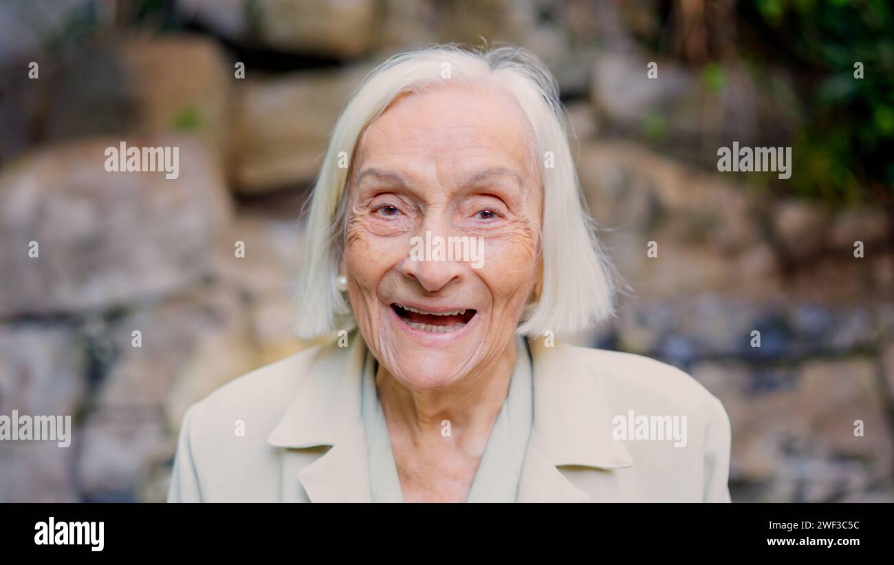 Gros plan portrait d'une arrière grand-mère souriante Banque D'Images