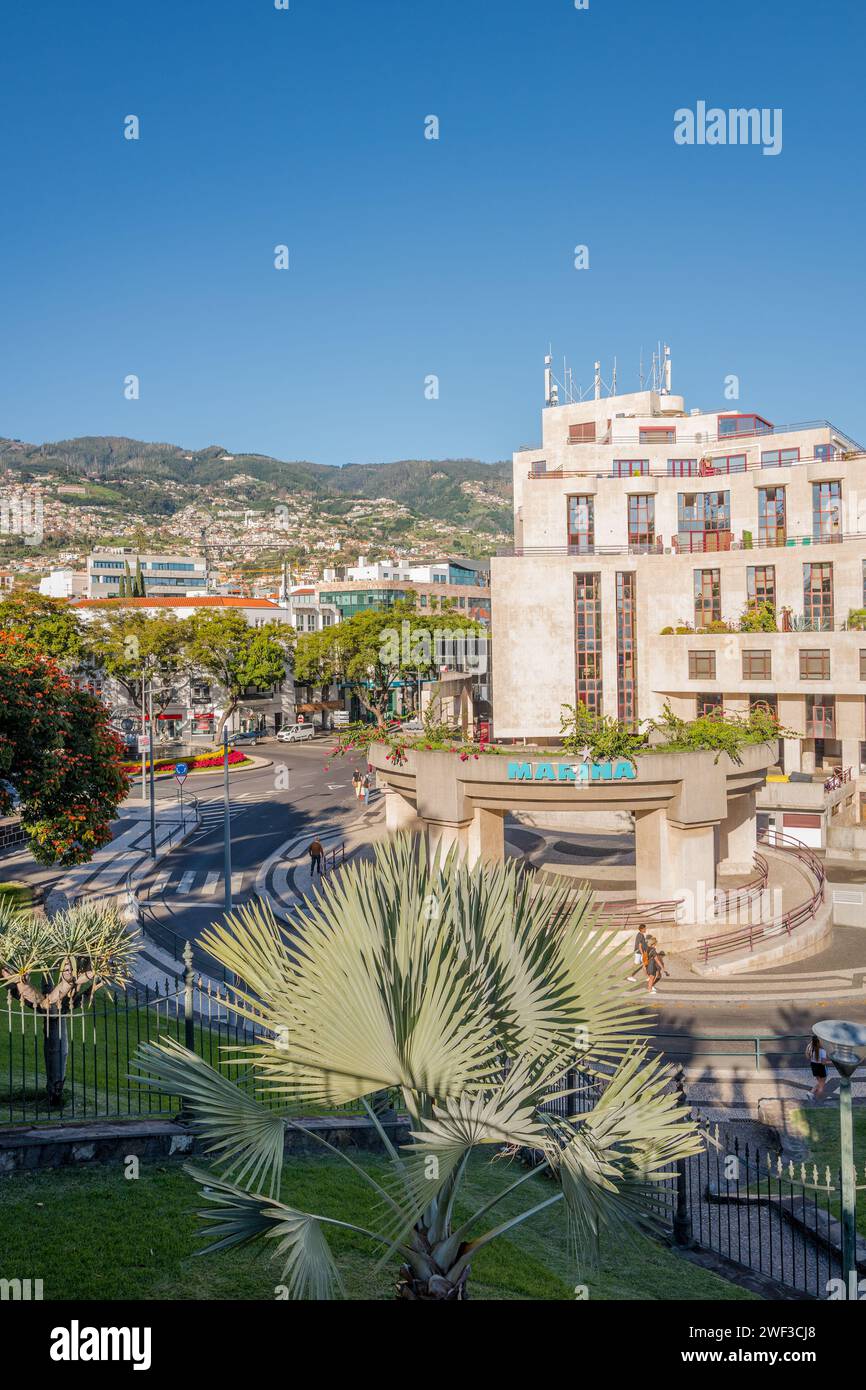 Immeuble de bureaux bancaires et commerciaux et centre commercial sur le rond-point de Chafariz, à Funchal, Madère. Banque D'Images