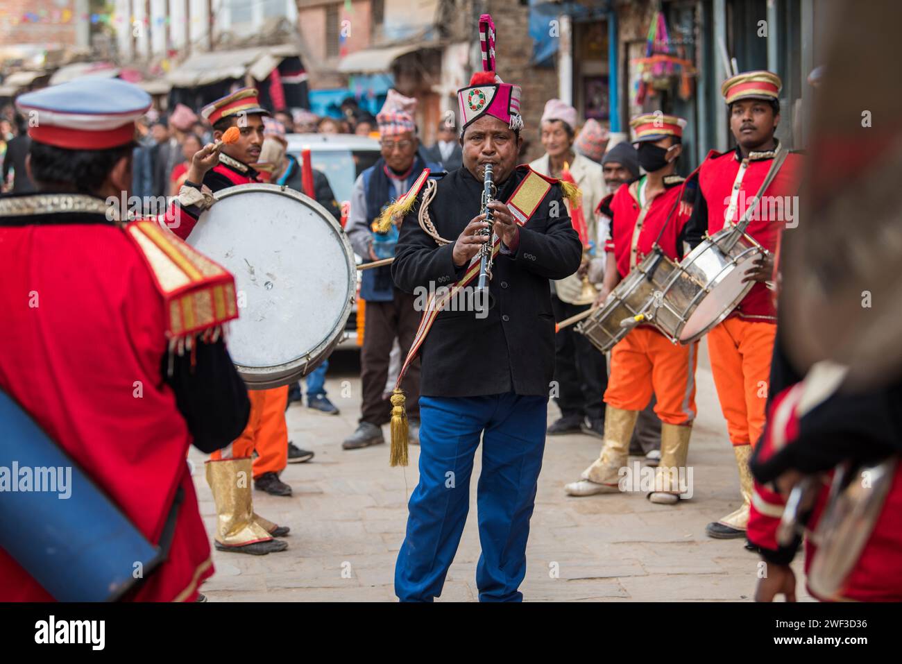 Katmandou, Népal- Mars 20,2023 : la procession de mariage traverse les rues de la place Patan Durbar avec de la musique en laiton. Banque D'Images Katmandou, Népal- Mars 20,2023 : la procession de mariage traverse les rues de la place Patan Durbar avec de la musique en laiton. Banque D'Images