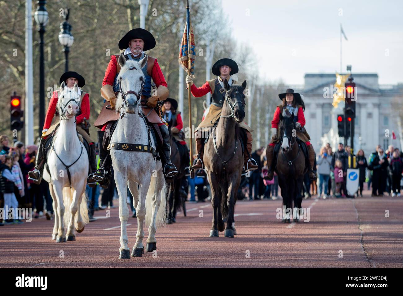 Londres, Royaume-Uni. 28 janvier 2024. Les membres de l'armée du roi (la moitié royaliste de la Société anglaise de la guerre civile) retracent le voyage final en 1649 du roi Charles Ier qui fut conduit du palais de St James à Banqueting House sur Whitehall pour être décapité. La marche costumée comprend des volontaires en costumes royalistes et des troupes montées avec des armes commémorant ce qu'ils appellent « l'horrible meurtre de sa Majestie ». Crédit : Stephen Chung / Alamy Live News Banque D'Images