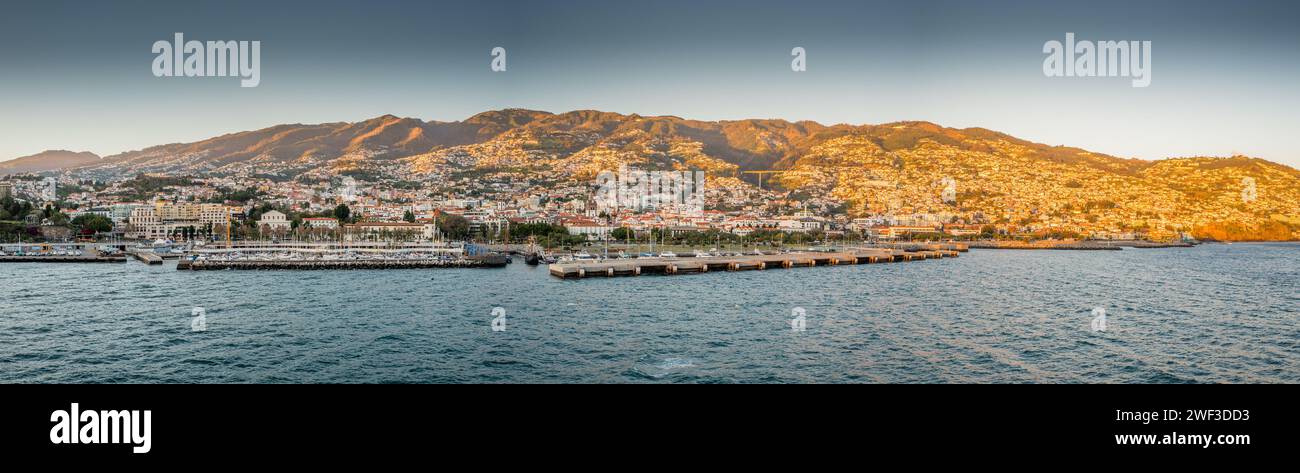 Une vue sur la mer de Funchal, la capitale de l'île de Madère, Portugal au coucher du soleil. Banque D'Images