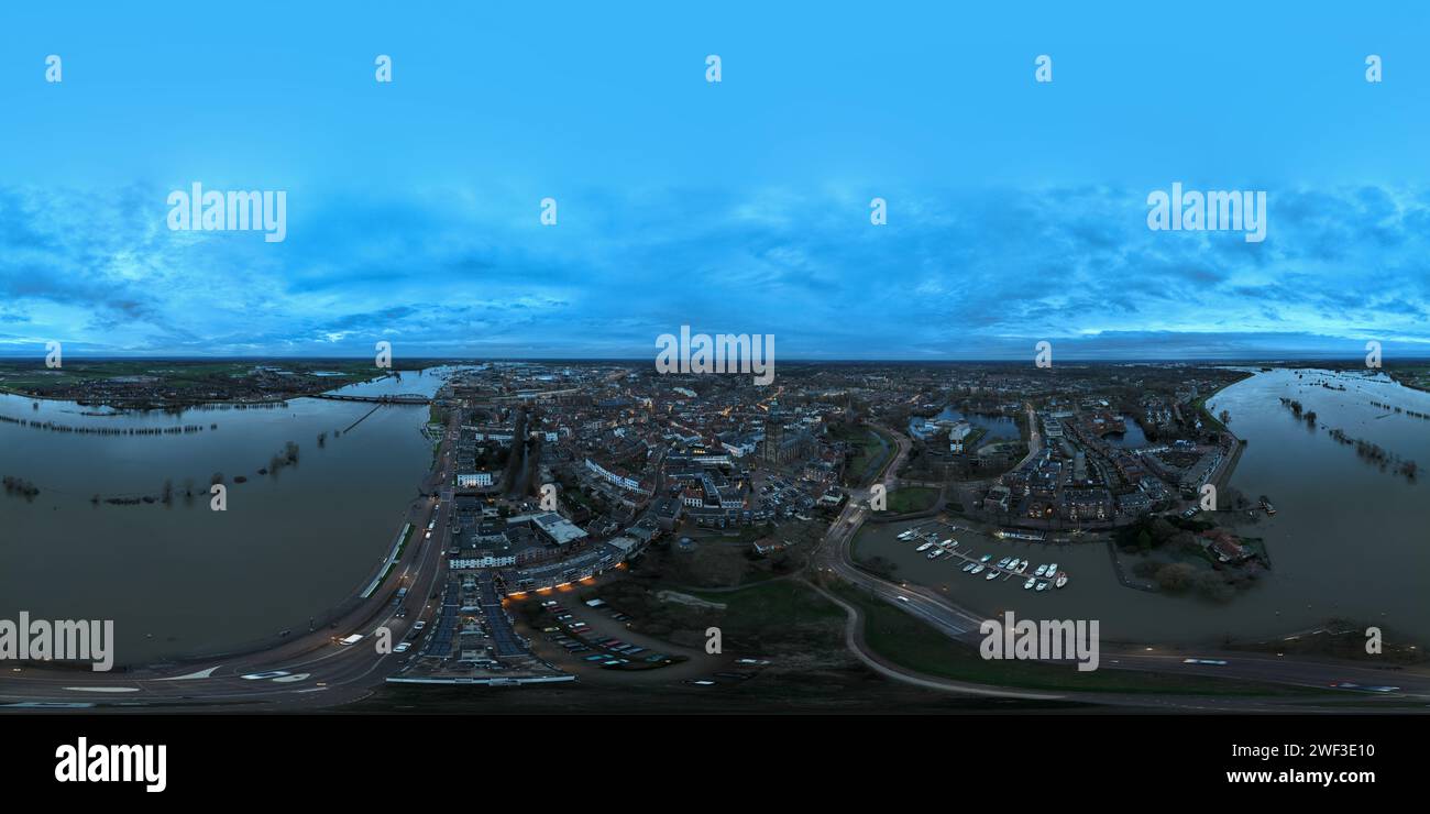 Panorama aérien à 360 degrés au crépuscule de la ville de Zutphen, le long de la rivière Ijssel dans Gelderland, aux pays-Bas. Drone aérien à oeil d'oiseau Banque D'Images