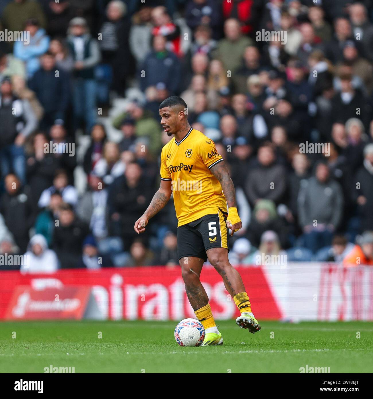 West Bromwich, Royaume-Uni. 28 janvier 2024. Mario Lemina des loups sur le ballon lors du match du 4e tour de la FA Cup de l'Emirates entre West Bromwich Albion et Wolverhampton Wanderers aux Hawthorns, West Bromwich, Angleterre le 28 janvier 2024. Photo de Stuart Leggett. Usage éditorial uniquement, licence requise pour un usage commercial. Aucune utilisation dans les Paris, les jeux ou les publications d'un seul club/ligue/joueur. Crédit : UK Sports pics Ltd/Alamy Live News Banque D'Images