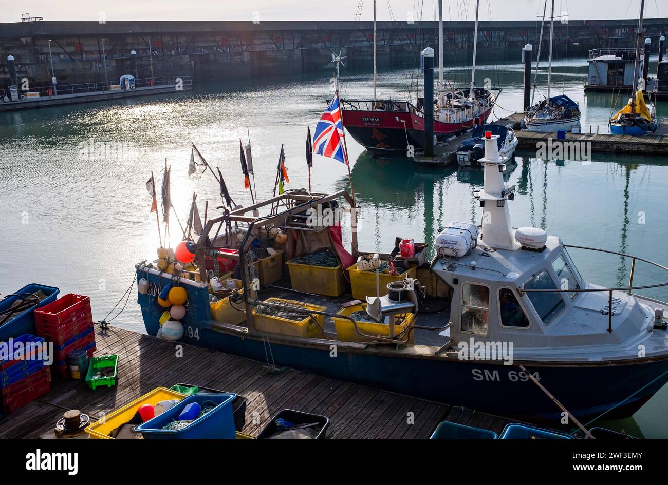 Brighton Royaume-Uni 28 janvier 2024 - bateaux de pêche avec drapeaux Union Jack amarrés dans le soleil d'hiver à Brighton Marina comme beaucoup plus doux que ces derniers jours est prévu pour la plupart de la Grande-Bretagne aujourd'hui : crédit Simon Dack / Alamy Live News Banque D'Images