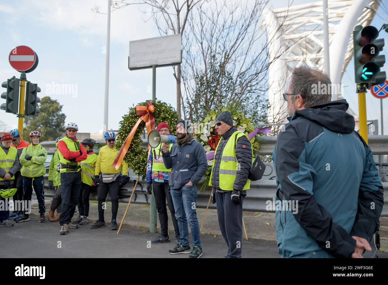 Rome, Italie. 28 janvier 2024. AMEDEO CIACCHERI, président de la VIIIe municipalité de Rome, parle dans le mégaphone entouré de cyclistes à l'occasion de la balade à vélo en mémoire de Settimia Spizzichino à Rome. Certains cyclistes ont donné vie à la balade habituelle en mémoire de Settimia Spizzichino, la seule femme, parmi les nombreuses déportées du ghetto juif de Rome, qui a survécu au camp d’extermination d’Auschwitz, à l’occasion des commémorations de la Journée du souvenir des victimes de l’Holocauste. Le viaduc Ostiense, un viaduc à Rome qui passe sur la ligne de chemin de fer Rome-Lido et le Banque D'Images