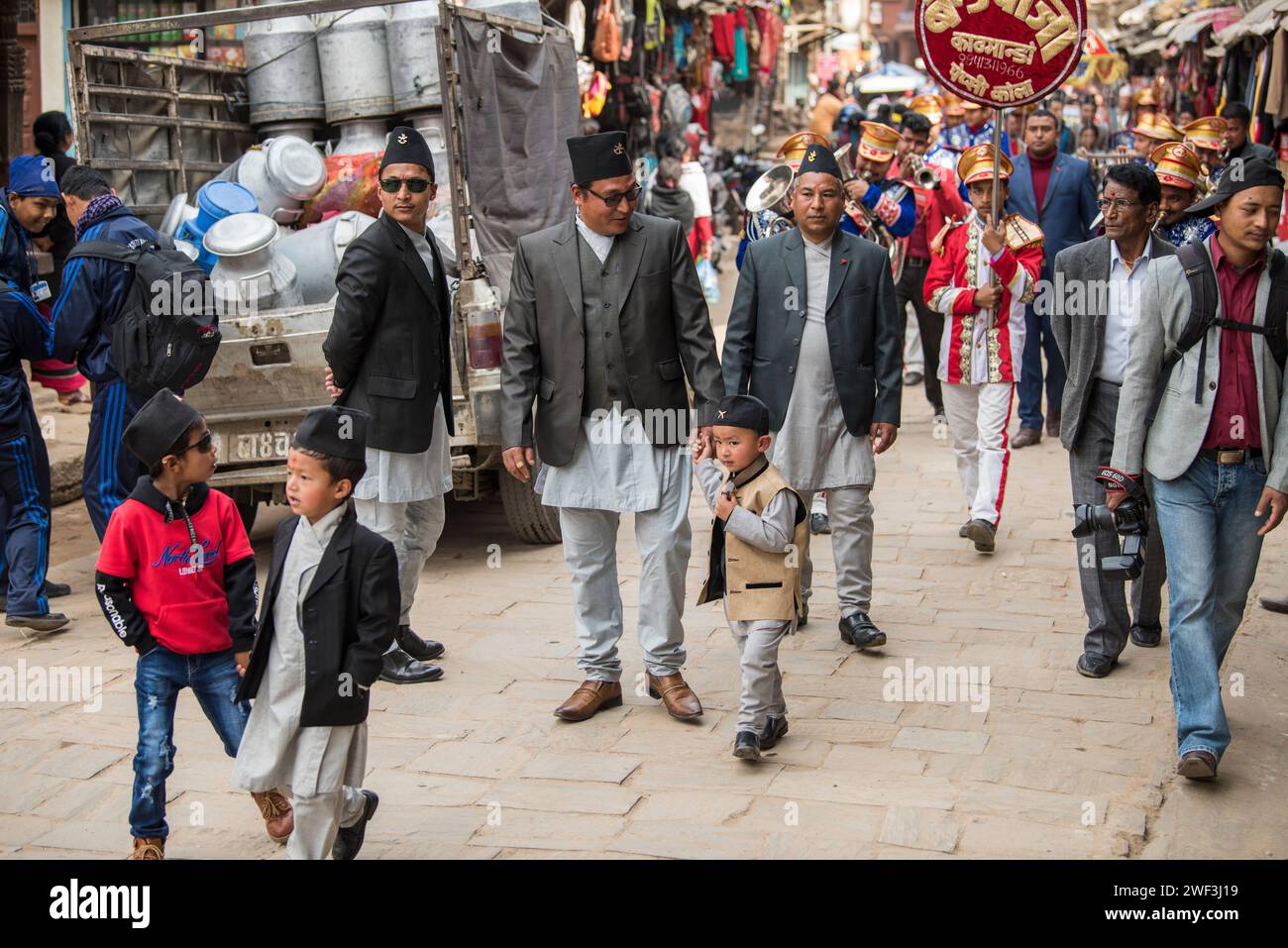 Katmandou, Népal- Mars 20,2023 : la procession de mariage traverse les rues de la place Patan Durbar avec de la musique en laiton. Banque D'Images Katmandou, Népal- Mars 20,2023 : la procession de mariage traverse les rues de la place Patan Durbar avec de la musique en laiton. Banque D'Images