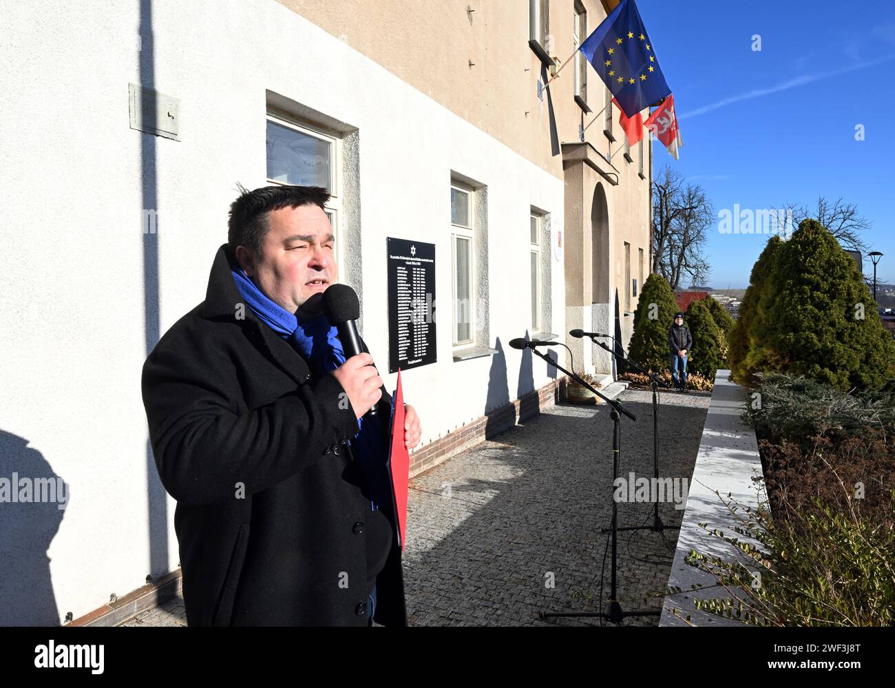 Mnisek Pod Brdy, République tchèque. 28 janvier 2024. Libor Kalman, du bureau municipal de Mnisek pod Brdy, prend la parole lors du dévoilement de la plaque commémorative de 28 victimes locales de l'Holocauste à Mnisek pod Brdy, Prague-Ouest, République tchèque, le 28 janvier 2024. Crédit : Michaela Rihova/CTK photo/Alamy Live News Banque D'Images