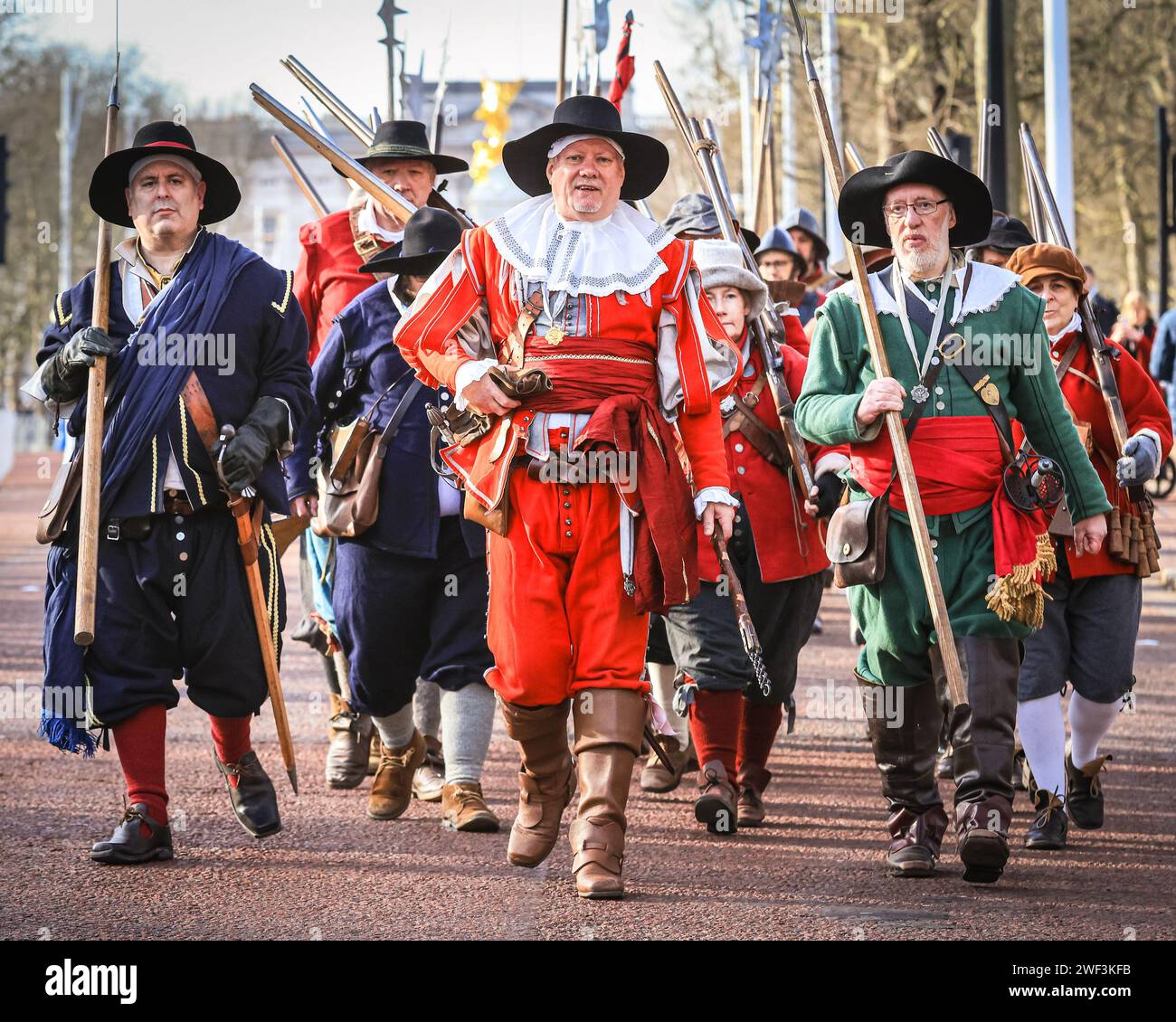 Londres, Royaume-Uni. 28 janvier 2024. Les bénévoles se rassemblent et se préparent à marcher. Chaque année, les volontaires de la Société de la guerre civile anglaise avec l'Armée des rois marchent le long du Mall dans le centre de Londres et à Horse Guards Parade, en commémoration de Charles Ier, martyrisé le 30 janvier 1649. Chaque régiment de la reconstitution se compose d'officiers, de mousquets, suivis de la couleur, des batteurs, des piqueurs et des bagages (femmes et enfants). La procession est menée par le Seigneur général de l'Armée des rois, et les cavaliers. Crédit : Imageplotter/Alamy Live News Banque D'Images