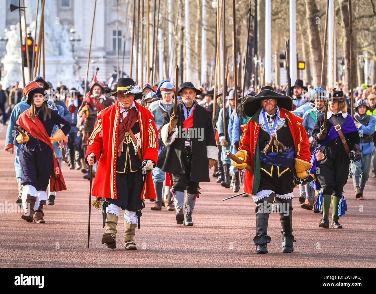 Londres, Royaume-Uni 28 janvier 2024. Le Lord General de l'armée du roi de la Société anglaise de la guerre civile mène la procession le long du Mall. Chaque année, les volontaires de la Société de la guerre civile anglaise avec l'Armée des rois marchent le long du Mall dans le centre de Londres et à Horse Guards Parade, en commémoration de Charles Ier, martyrisé le 30 janvier 1649. Chaque régiment de la reconstitution se compose d'officiers, de mousquets, suivis de la couleur, des batteurs, des piqueurs et des bagages (femmes et enfants). La procession est menée par le Seigneur général de l'Armée des rois, et les cavaliers. Banque D'Images