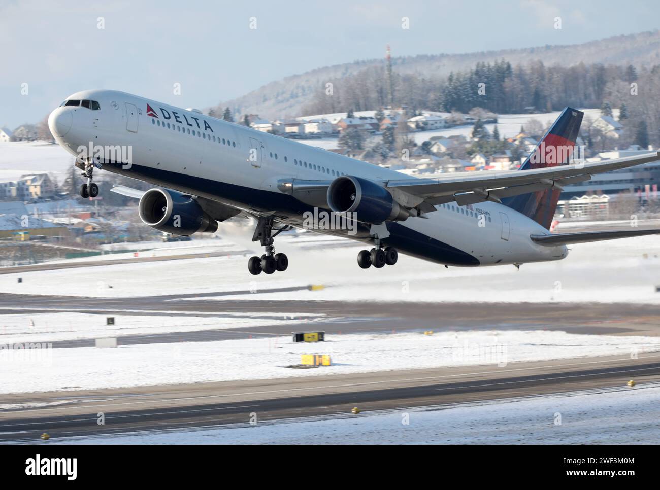 Flugbetrieb auf dem Flughafen Zürich-Kloten ZRH. Ein Passagierflugzeug der US-amerikanischen Fluggesellschaft Delta Air Lines vom Typ Boeing 767-432ER mit der Registrierung N826MH startet vom Flughafen Zürich-Kloten ZRH. *** Opérations aériennes à l'aéroport de Zurich Kloten ZRH Un avion de transport de passagers de la compagnie aérienne américaine Delta Air Lines de type Boeing 767 432 ER immatriculé N826MH décolle de l'aéroport de Zurich Kloten ZRH Banque D'Images