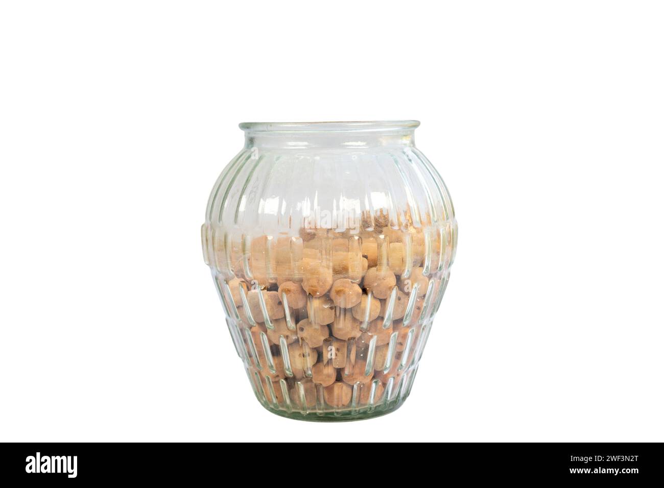 Vase en cristal rempli de boules d'argile Leca isolé sur fond blanc Banque D'Images