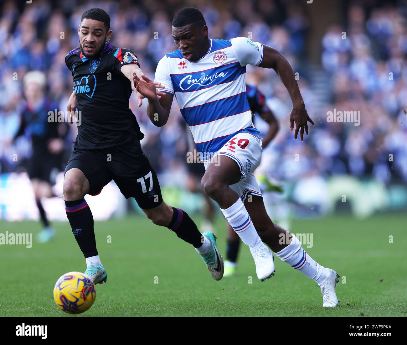 Brodie Spencer de Huddersfield Town (à gauche) et Sinclair Armstrong de Queens Park Rangers se battent pour le ballon lors du match de championnat Sky Bet au MATRADE Loftus Road Stadium, Londres. Date de la photo : dimanche 28 janvier 2024. Banque D'Images