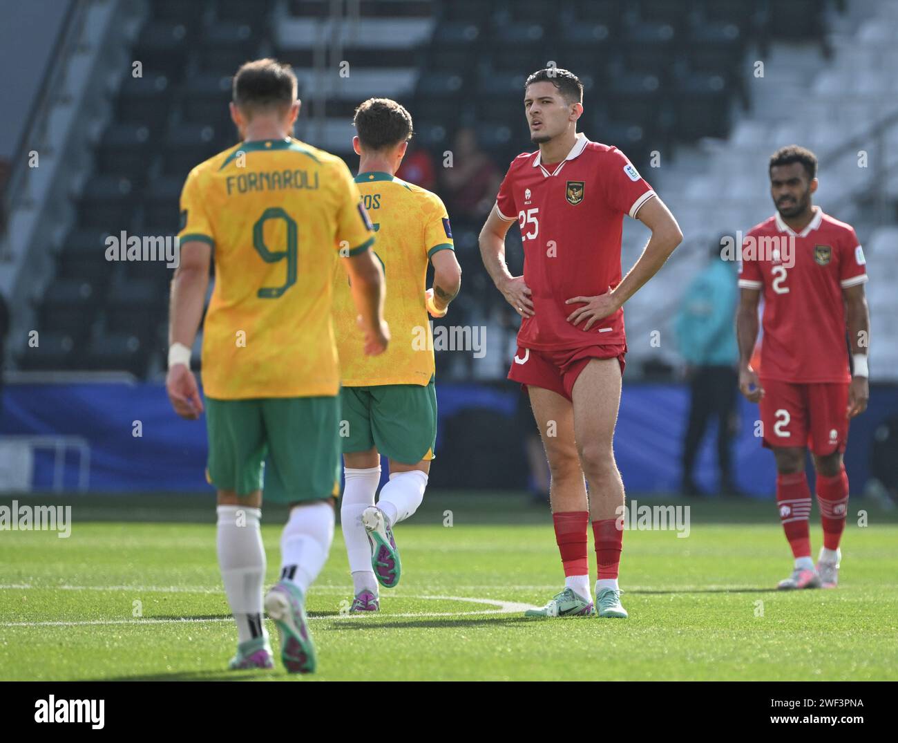 Doha, Qatar. 28 janvier 2024. Justin Hubner (2nd R) de l’Indonésie réagit lors du match de ronde de 16 entre l’Australie et l’Indonésie à la coupe d’Asie AFC Qatar 2023 à Doha, Qatar, le 28 janvier 2024. Crédit : Sun Fanyue/Xinhua/Alamy Live News Banque D'Images