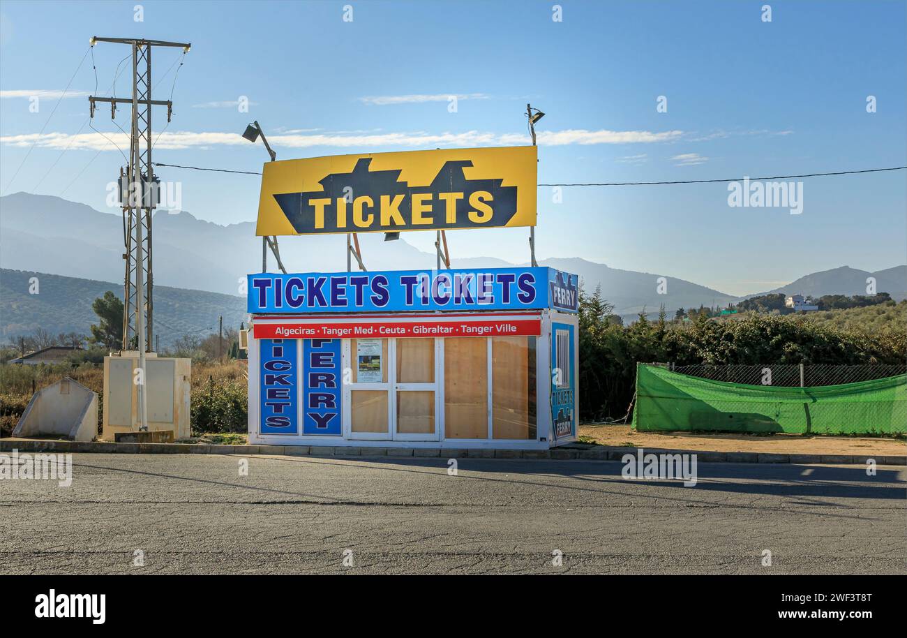 Stand dans une station-service en espagne vendant des billets de ferry pour les traversées vers le Maroc et Gibraltar Banque D'Images