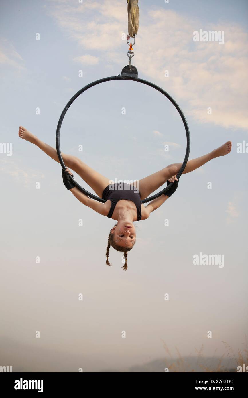gymnaste fille de 12 ans exécutant sur le cerceau aérien à l'extérieur Banque D'Images
