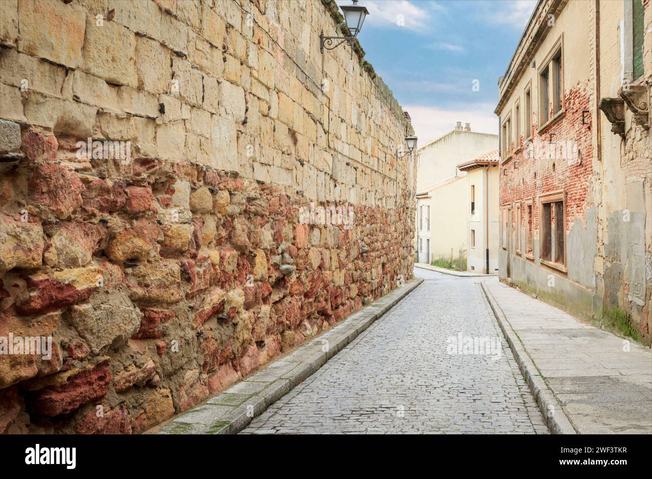 En regardant vers le bas une ruelle à Salamanque où les pierres dans le mur s'usent Banque D'Images