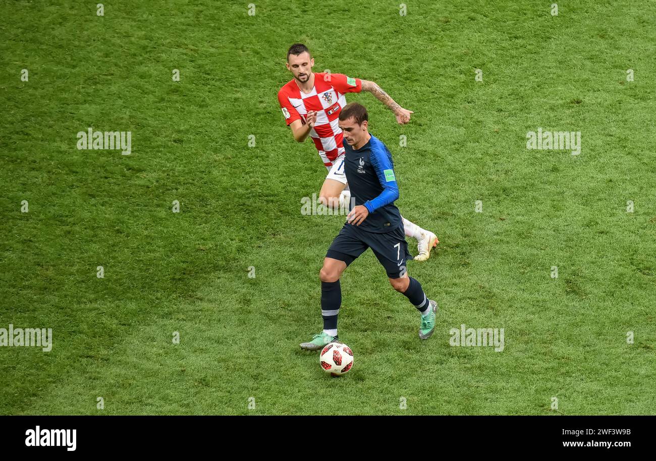 Moscou, Russie – 15 juillet 2018. Le milieu de terrain de l'équipe nationale de Croatie Marcelo Brozovic et l'attaquant de France Antoine Griezmann lors de la coupe du monde 2018 Banque D'Images