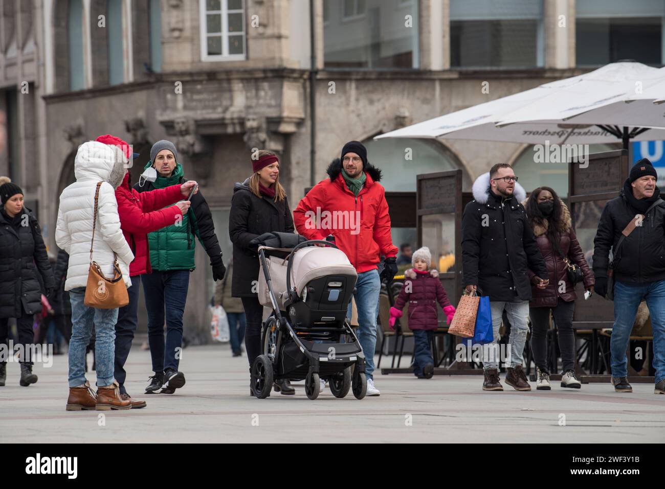 Munich, Allemagne - 20 décembre 2023 : foule de gens sur Marienplatz à Munich. Marienplatz de Munich est la place la plus célèbre de la ville. Banque D'Images Munich, Allemagne - 20 décembre 2023 : foule de gens sur Marienplatz à Munich. Marienplatz de Munich est la place la plus célèbre de la ville. Banque D'Images
