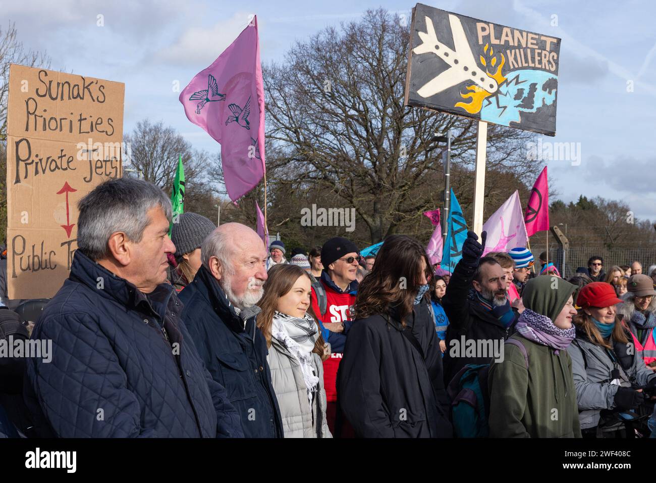 Farnborough, Royaume-Uni. 27 janvier 2024. Des militants pour le climat, dont Greta Thunberg, protestent contre les vols à jet privé et le projet d'agrandissement de l'aéroport de Farnborough. L'événement a été organisé par extinction Rebellion et des groupes locaux, y compris Farnborough Noise Group, pour protester contre les plans de l'aéroport de Farnborough, le hub de jets privés le plus fréquenté d'Europe, pour augmenter progressivement sa limite annuelle de vols de 50 000 à 70 000 d'ici 2040, dont 19 000 le week-end. Crédit : Mark Kerrison/Alamy Live News Banque D'Images