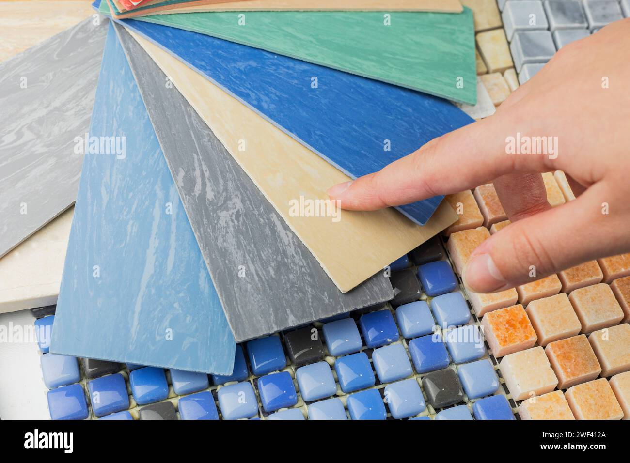 la main du concepteur choisissant des échantillons de matériaux en pierre intérieure se compose de carreaux de béton, de pierres de quartz, de pierres artificielles, de carreaux graphiques. vue de dessus de l'inter Banque D'Images la main du concepteur choisissant des échantillons de matériaux en pierre intérieure se compose de carreaux de béton, de pierres de quartz, de pierres artificielles, de carreaux graphiques. vue de dessus de l'inter Banque D'Images