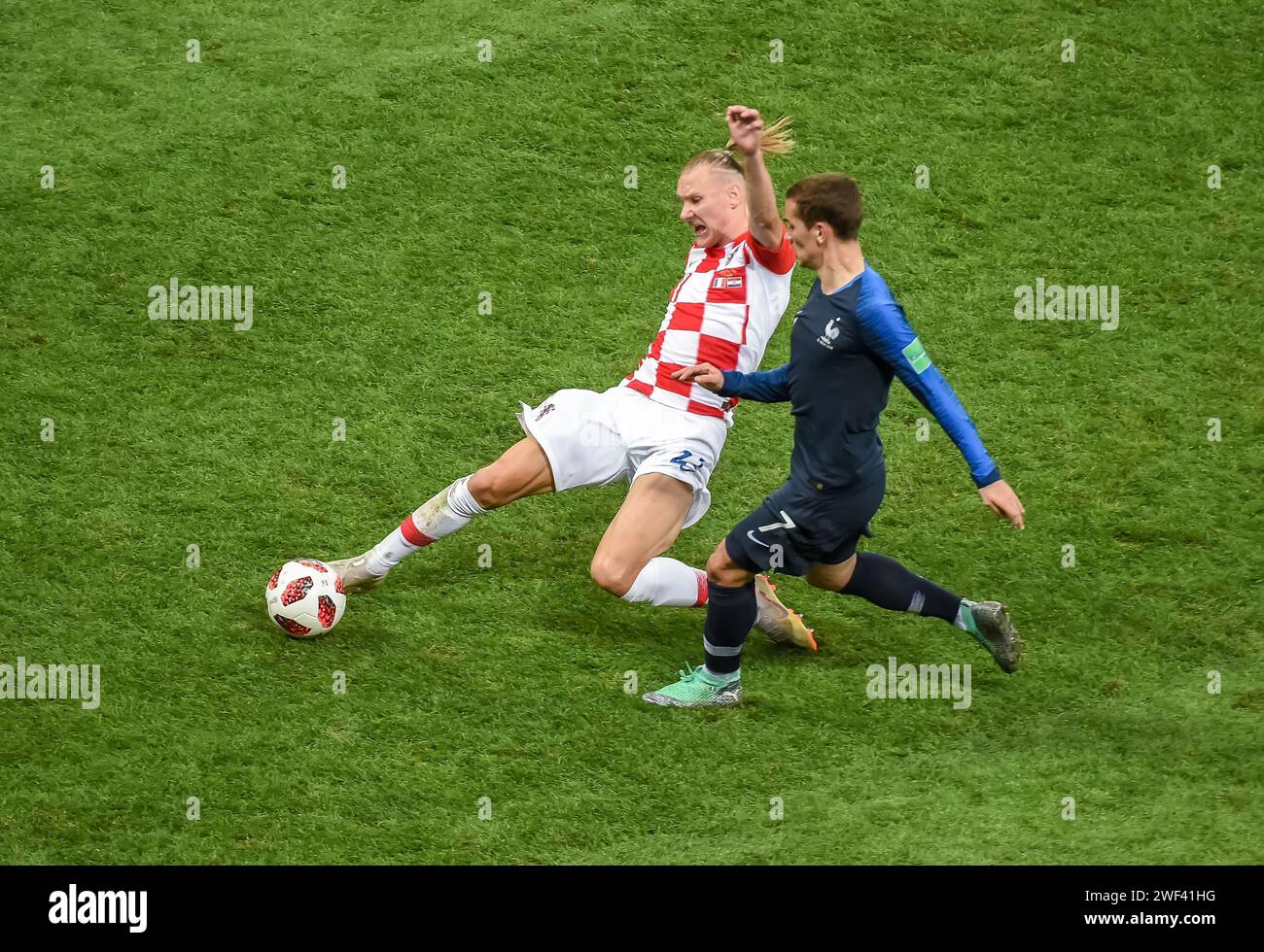 Moscou, Russie – 15 juillet 2018. Le défenseur de l'équipe nationale de Croatie Domagoj Vida et l'attaquant de France Antoine Griezmann lors de la finale de la coupe du monde 2018 Banque D'Images