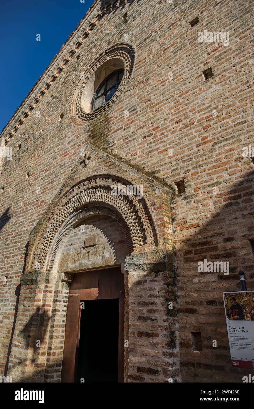 Église de Sant'Agostino. Le polyptyque de Vittore Crivelli. Le bâtiment est entièrement en brique et dispose de deux entrées. L'intérieur a un seul ro Banque D'Images