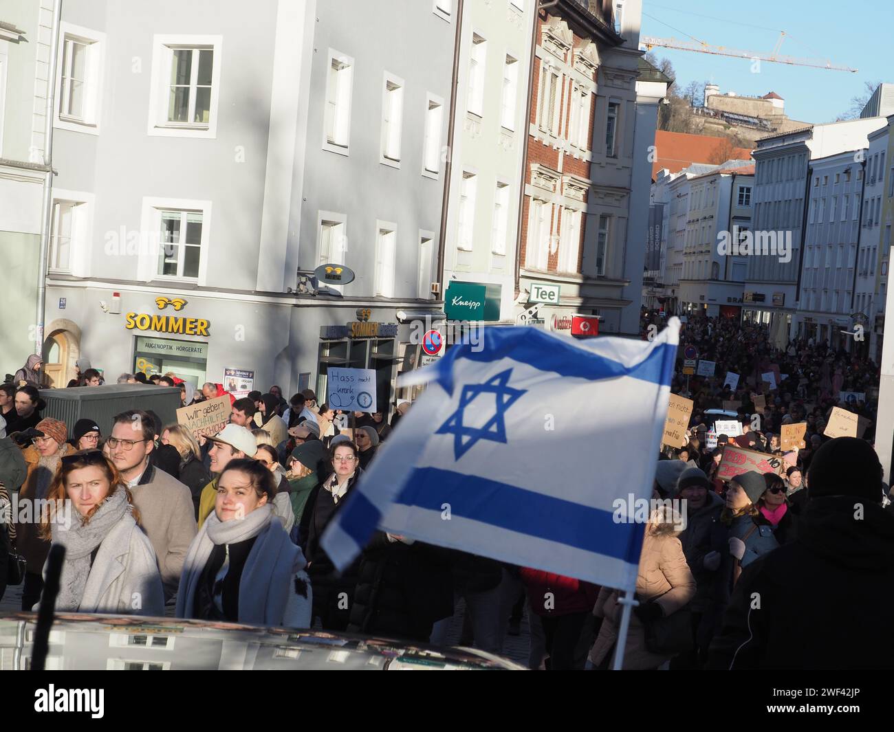 Un drapeau israélien vu attaché à un véhicule entre les personnes pendant l'événement. La communauté juive de Passau commémore la Journée de l'Holocauste avec une veillée dans le centre-ville. Banque D'Images