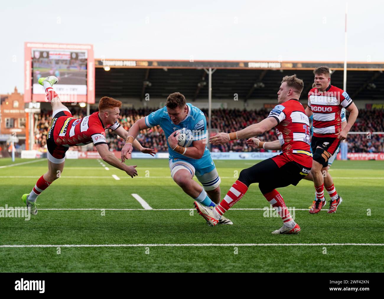 Le Cobus Wiese de sale Sharks (au centre) relie Caolan Englefield (à gauche) et Ollie Thorley (à droite) à Gloucester lors du Gallagher Premiership Match au Kingsholm Stadium de Gloucester. Date de la photo : dimanche 28 janvier 2024. Banque D'Images