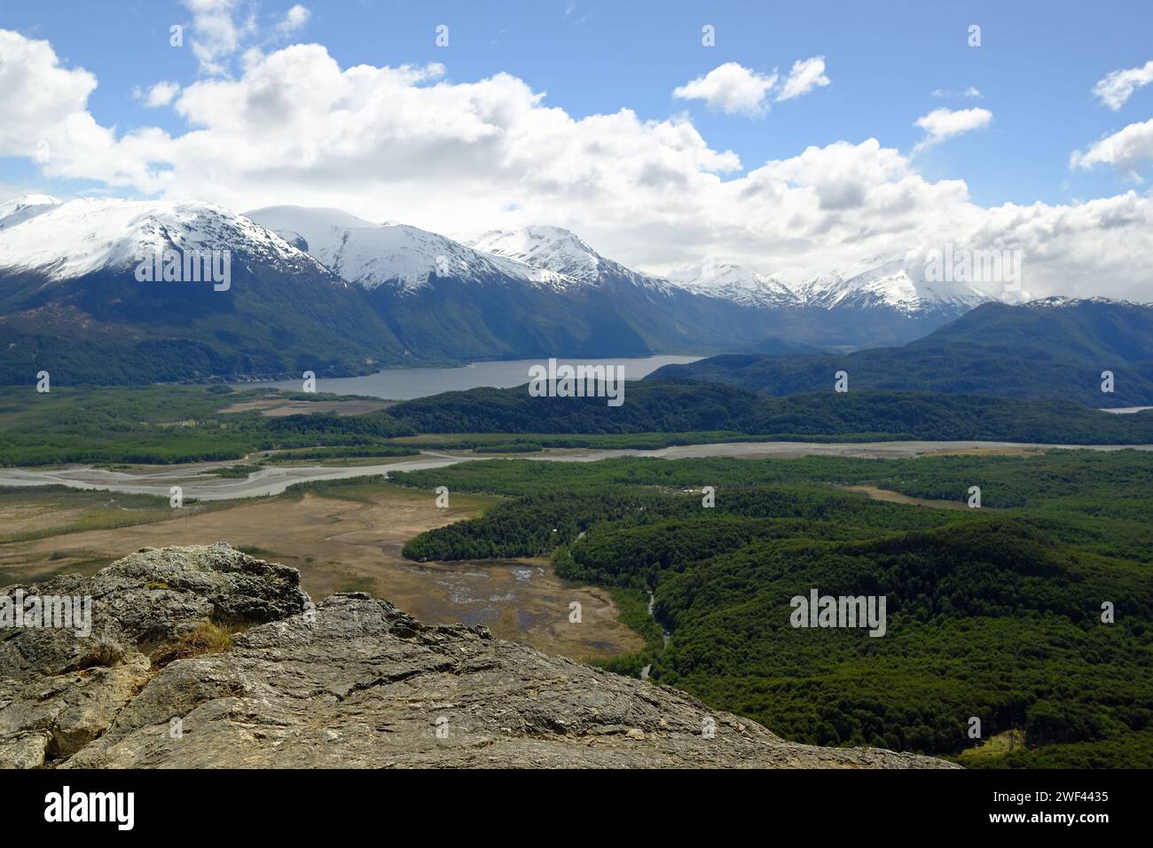 Vue sur la vallée du Rio Mayer vers le lac Cisnes près de Villa O'Higgins, Chili. Banque D'Images