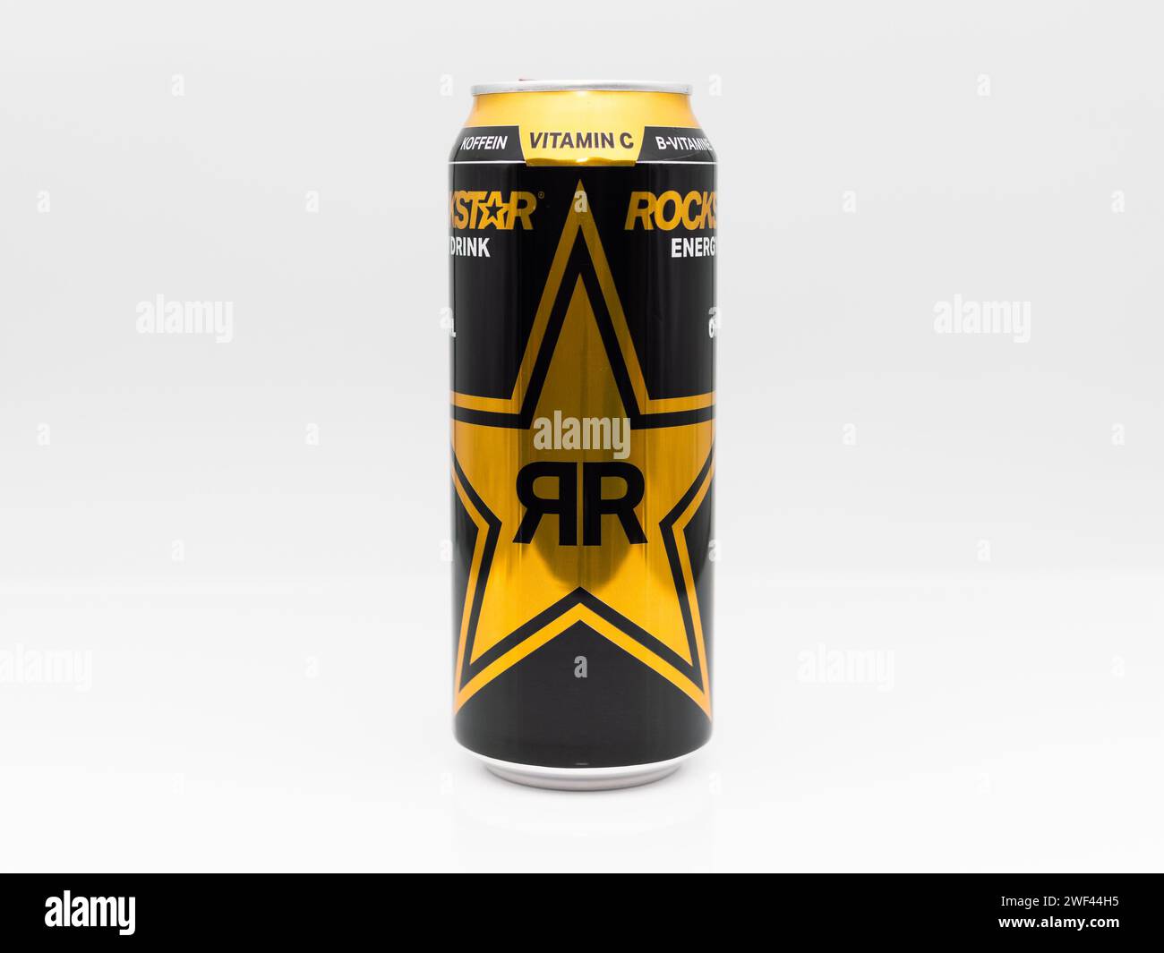 Rockstar Energy Drink boisson à saveur originale. La boîte noire avec le logo doré est un produit de style de vie populaire en Europe. Banque D'Images