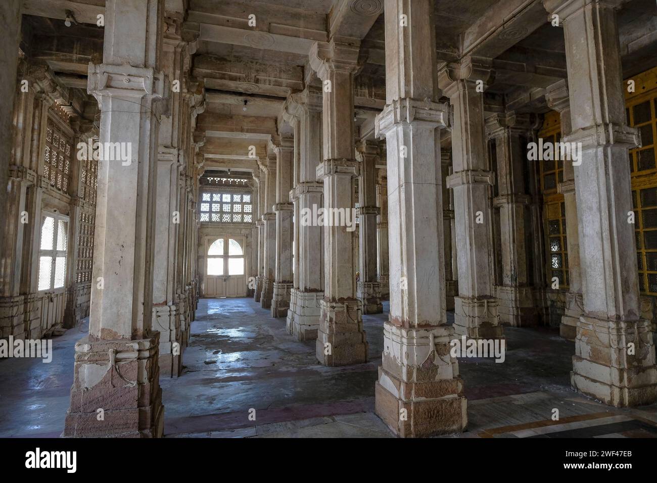 Ahmedabad, Inde - 12 janvier 2024 : Mosquée Sarkhej Roza et complexe funéraire situé à Ahmedabad, en Inde. Banque D'Images