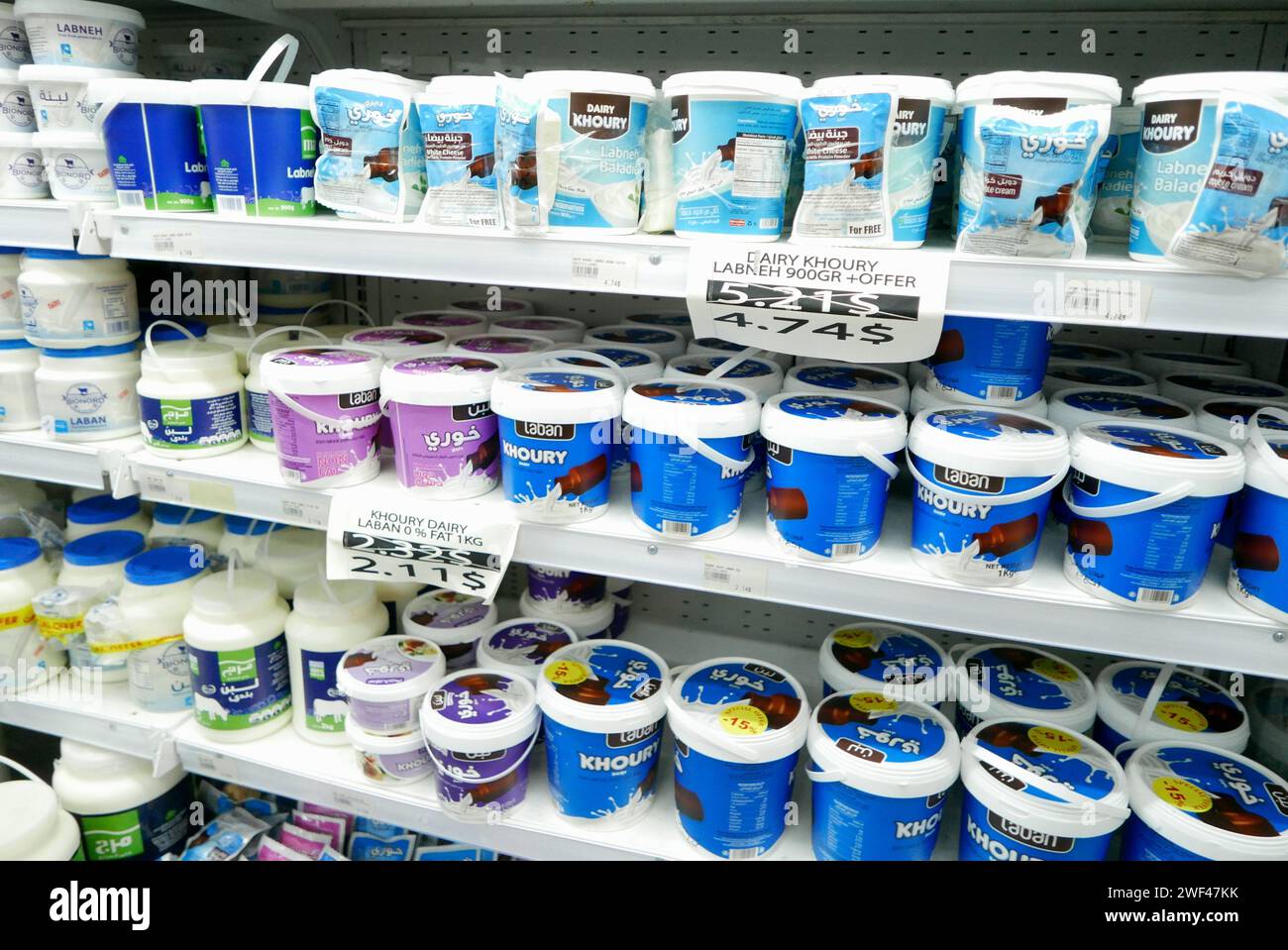 Nourriture en vente dans un supermarché de Beyrouth, Liban, le 27 2024 janvier. Selon le dernier bulletin de la Banque mondiale sur la sécurité alimentaire, le Liban figure dans le top 10 mondial pour l'inflation des prix alimentaires, avec l'Argentine, la Turquie, le Malawi, l'Égypte et le Zimbabwe. L'escalade du conflit au Moyen-Orient, en particulier à la frontière entre le Liban et Israël, pourrait entraîner une nouvelle hausse des prix en raison de la hausse des prix du pétrole et des coûts de transport des denrées alimentaires et des engrais. Depuis l ' effondrement financier de 2019, la monnaie libanaise a perdu environ 98 % de sa valeur. (Photo Elisa Gestri/Sipa USA) Banque D'Images