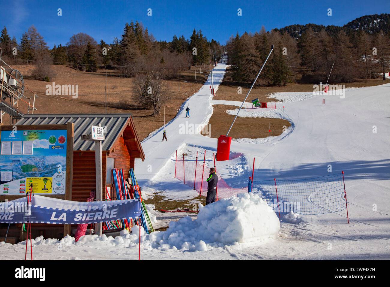 Lans en Vercors, France. 28 janvier 2024. Les skieurs glissent sur une langue de neige au milieu de l'herbe, la station de ski de Lans en Vercors manque de neige à l'approche des vacances de février, France, Isère, Lans en Vercors le 27 janvier 2024. Photo de Thibaut Durand/ABACAPRESS.COM crédit : Abaca Press/Alamy Live News Banque D'Images