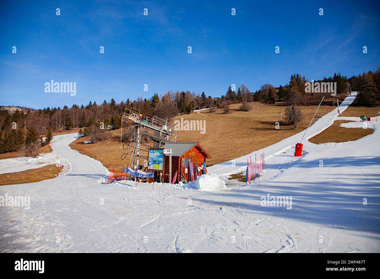 Lans en Vercors, France. 28 janvier 2024. Une remontée mécanique au milieu d'une langue de neige artificielle, la station de ski de Lans en Vercors manque de neige à l'approche des vacances de février, France, Isère, Lans en Vercors le 27 janvier 2024. Photo de Thibaut Durand/ABACAPRESS.COM crédit : Abaca Press/Alamy Live News Banque D'Images