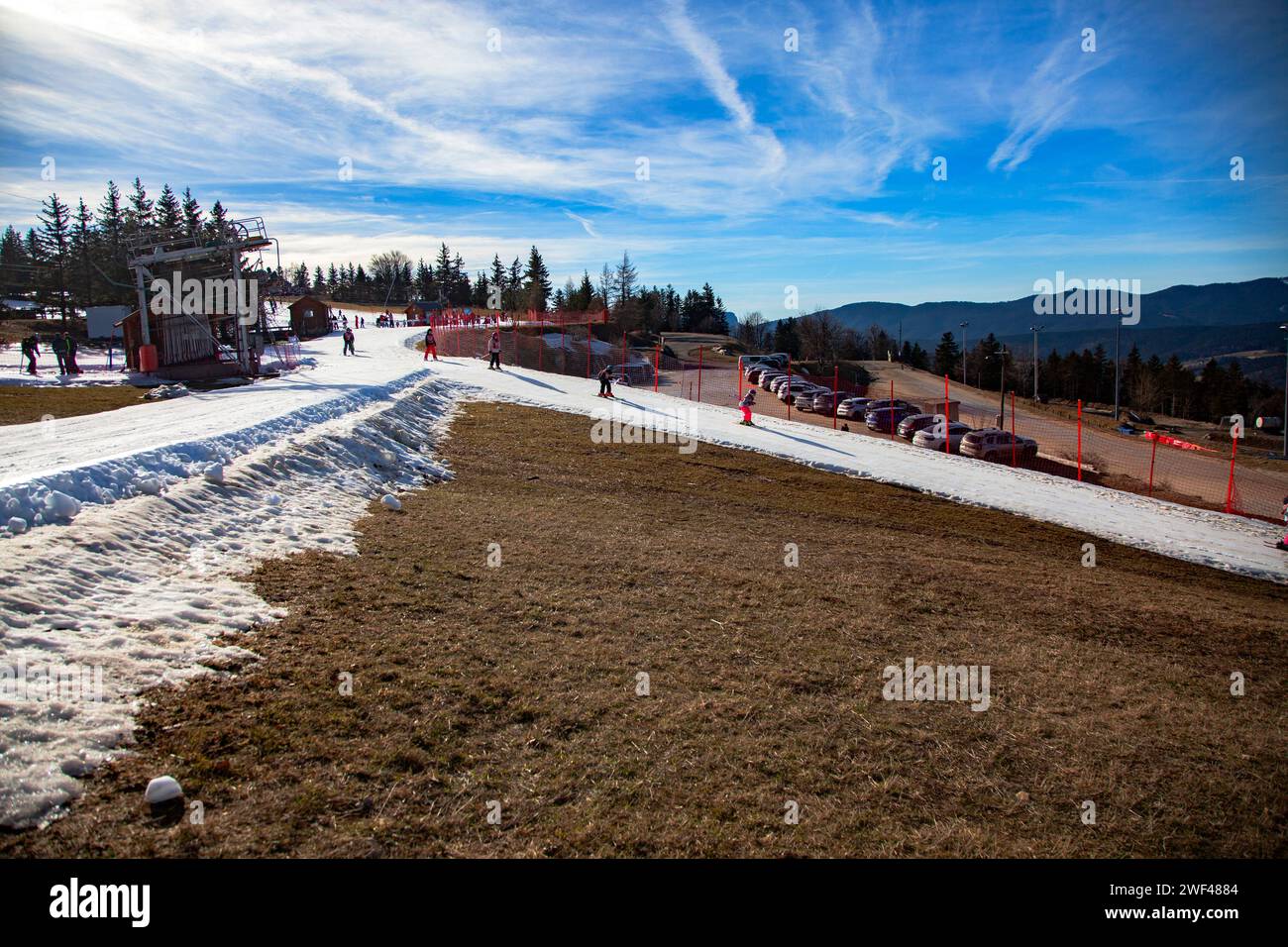 Lans en Vercors, France. 28 janvier 2024. Les skieurs glissent sur une langue de neige au milieu de l'herbe, France, Isère, Lans en Vercors le 27 janvier 2024. Photo de Thibaut Durand/ABACAPRESS.COM crédit : Abaca Press/Alamy Live News Banque D'Images