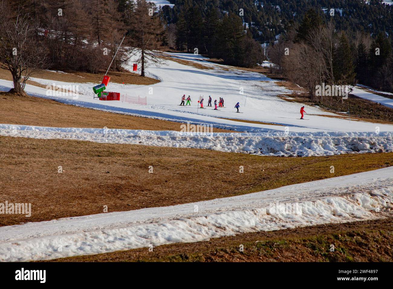 Lans en Vercors, France. 28 janvier 2024. Les skieurs glissent sur une langue de neige au milieu de l'herbe, la station de ski de Lans en Vercors manque de neige à l'approche des vacances de février, France, Isère, Lans en Vercors le 27 janvier 2024. Photo de Thibaut Durand/ABACAPRESS.COM crédit : Abaca Press/Alamy Live News Banque D'Images