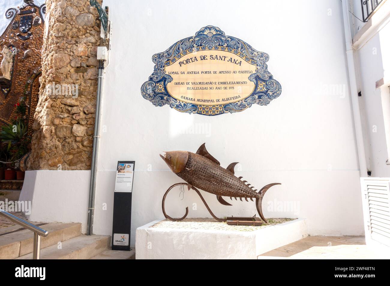 Plaque municipale en tuile et statue de poisson emplacement de l'entrée du château d'Albufeira Portugal, 24 janvier 2024 Banque D'Images
