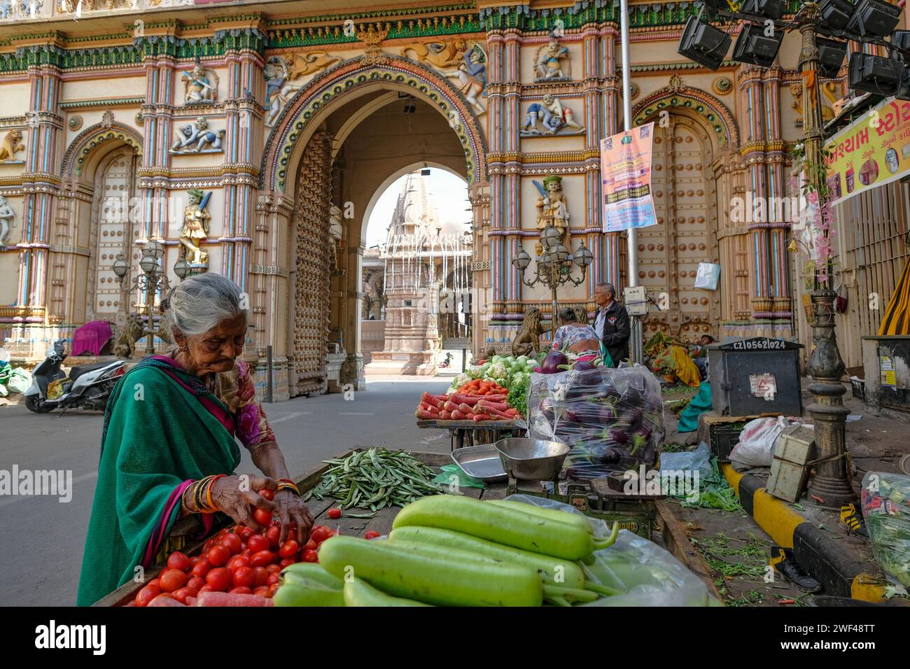 Ahmedabad, Inde - 12 janvier 2024 : vendeurs de légumes à la porte du temple Swaminarayan à Ahmedabad, en Inde. Banque D'Images