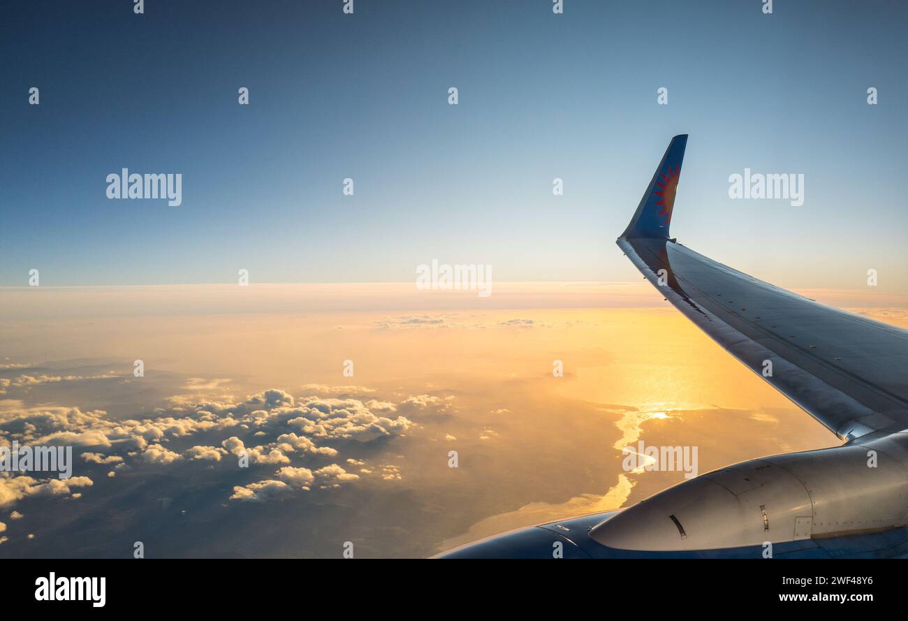 Jet2 Boeing 737-800 avion à réaction et moteur CFM56-7B en vol au-dessus du nord du pays de Galles au coucher du soleil. Banque D'Images