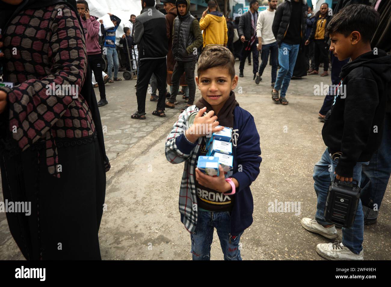 Les Palestiniens déplacés reçoivent une aide alimentaire à l’école de l’Office de secours et de travaux des Nations Unies pour les réfugiés de Palestine (UNRWA) à Rafah, dans le sud de la bande de Gaza, le dimanche 28 janvier 2024. Au milieu des combats en cours entre Israël et les combattants palestiniens, Israël a allégué que plusieurs membres du personnel de l'UNRWA étaient impliqués dans l'attaque du Hamas du 7 octobre, ce qui a conduit certains pays donateurs clés à suspendre le financement et l'agence à licencier plusieurs membres du personnel pour ces allégations, dans une rangée entre Israël et l'UNRWA un jour après la décision de la Cour internationale de Justice de l'ONU. Photo par Ismael Mohamad/UPI Banque D'Images