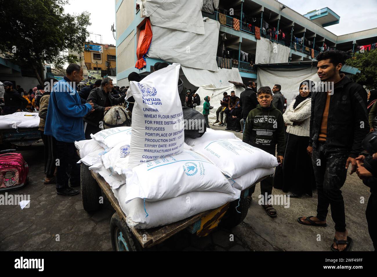 Les Palestiniens déplacés reçoivent des sacs de farine à l’école de l’Office de secours et de travaux des Nations Unies pour les réfugiés de Palestine (UNRWA) à Rafah, dans le Sud de la bande de Gaza, le dimanche 28 janvier 2024, alors que les combats se poursuivent entre Israël et les combattants palestiniens. Israël a allégué que plusieurs membres du personnel de l'UNRWA étaient impliqués dans l'attaque du Hamas en octobre 7, ce qui a conduit certains pays donateurs clés à suspendre le financement et l'agence à licencier plusieurs membres du personnel à cause des revendications, dans une rangée entre Israël et l'UNRWA un jour après la décision de la Cour internationale de Justice de l'ONU. Photo par Ismael Mohamad/UPI Banque D'Images