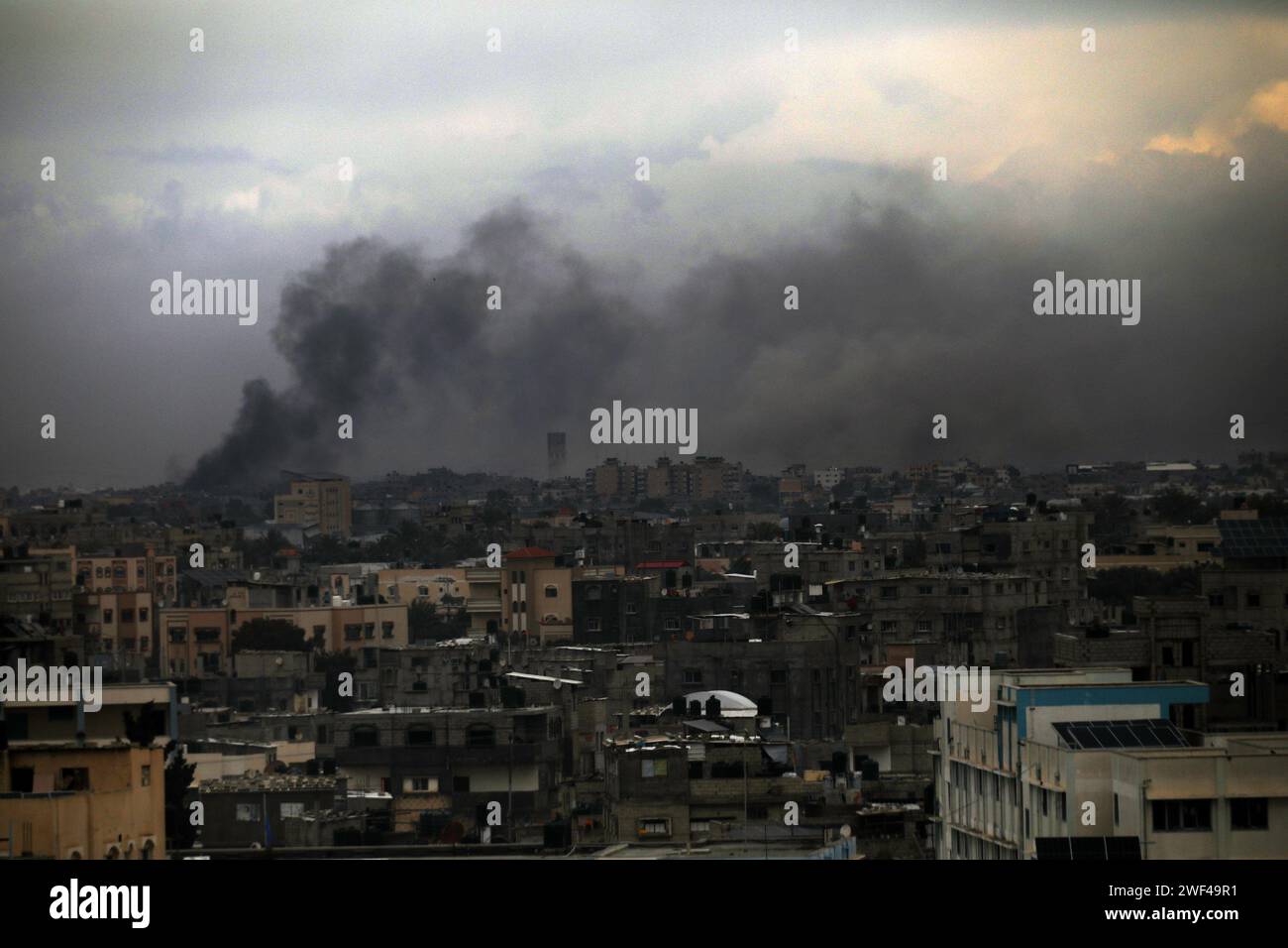 Rafah, Gaza. 28 janvier 2024. De la fumée s’accumule lors d’une frappe israélienne à Rafah, dans le Sud de la bande de Gaza, le dimanche 28 janvier 2024. Au milieu des combats en cours entre Israël et les combattants palestiniens, Israël a allégué que plusieurs membres du personnel de l'UNRWA étaient impliqués dans l'attaque du Hamas du 7 octobre, ce qui a conduit certains pays donateurs clés à suspendre le financement et l'agence à licencier plusieurs membres du personnel pour ces allégations, dans une rangée entre Israël et l'UNRWA un jour après la décision de la Cour internationale de Justice de l'ONU. Photo par Ismael Mohamad/UPI. Crédit : UPI/Alamy Live News Banque D'Images