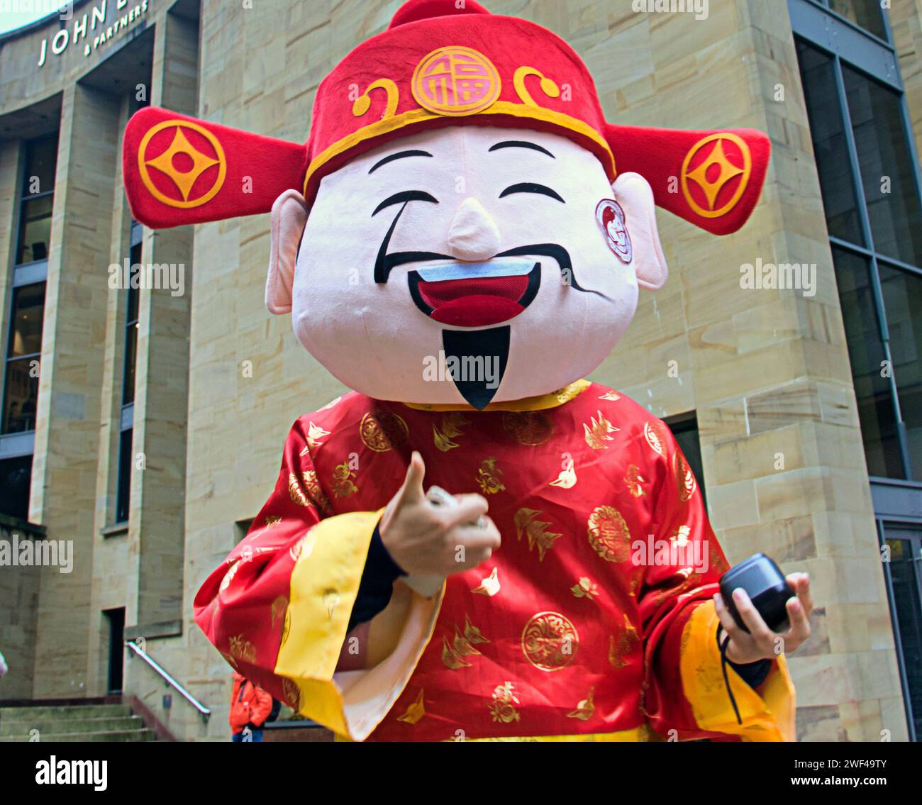 Glasgow, Écosse, Royaume-Uni. 28 janvier 2024. La promotion du gala du nouvel an chinois a vu un personnage chinois dansant heureux prendre la rue Buchanan sur la capitale du shopping et le mile de style de l'Écosse à l'ombre de la salle de concert royale. Crédit Gerard Ferry/Alamy Live News Banque D'Images