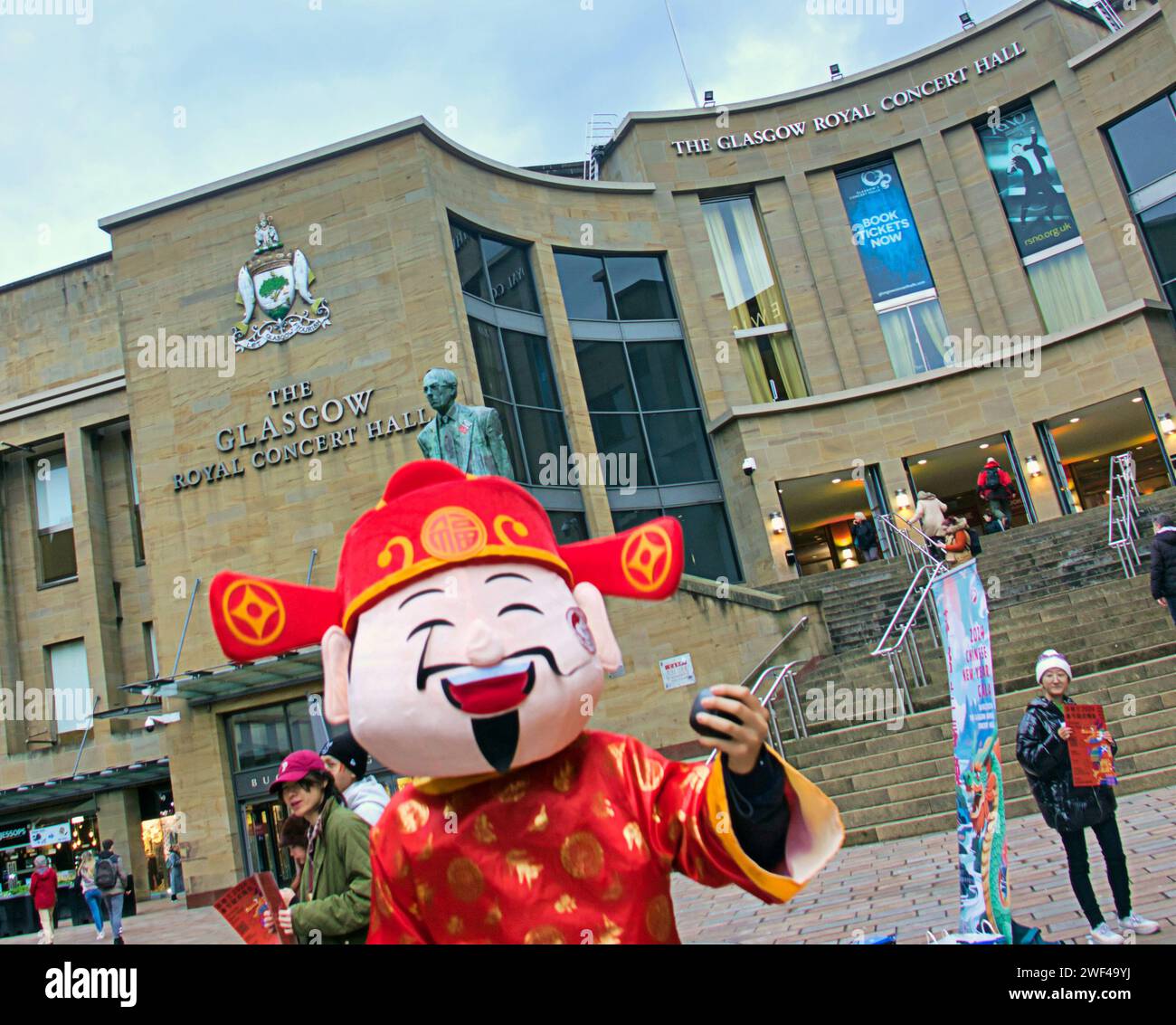 Glasgow, Écosse, Royaume-Uni. 28 janvier 2024. La promotion du gala du nouvel an chinois a vu un personnage chinois dansant heureux prendre la rue Buchanan sur la capitale du shopping et le mile de style de l'Écosse à l'ombre de la salle de concert royale. Crédit Gerard Ferry/Alamy Live News Banque D'Images