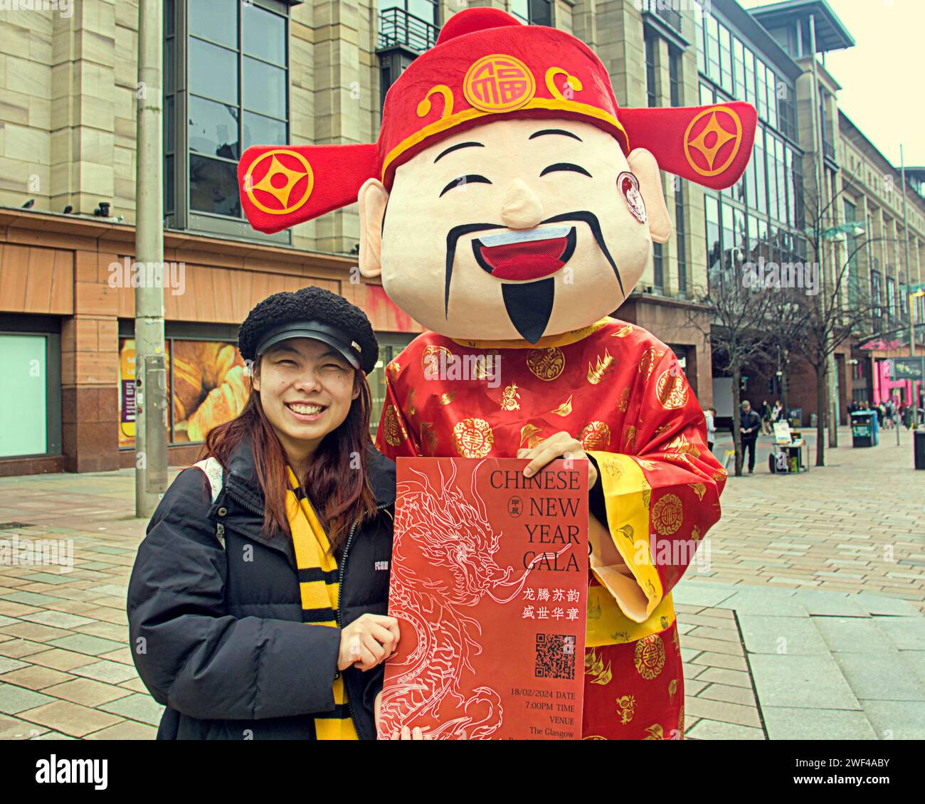 Glasgow, Écosse, Royaume-Uni. 28 janvier 2024. La promotion du gala du nouvel an chinois a vu un personnage chinois dansant heureux prendre la rue Buchanan sur la capitale du shopping et le mile de style de l'Écosse à l'ombre de la salle de concert royale. Crédit Gerard Ferry/Alamy Live News Banque D'Images