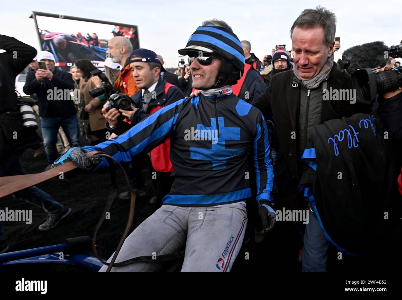 Paris, France. 28 janvier 2024. © PHOTOPQR/Ouest FRANCE/Stéphane Geufroi ; Paris ; 28/01/2024 ; la course sacré le meilleur tracteur du monde, le prix d'Amérique Legend Race se déroulle ce dimanche 28 janvier sur l'hippodrome de Vincennes . Clement Duvaldestin ici avec son père Thierry Duvaldestin et entrainer d' IDAO de Tillard, ont rapporté le prix d'amérique. Paris, France, le 28 janvier 2024 couronnant le meilleur trotteur du monde, le Prix d'Amérique Legend Race a lieu ce dimanche 28 janvier à l'hippodrome de Vincennes. Crédit : MAXPPP/Alamy Live News Banque D'Images