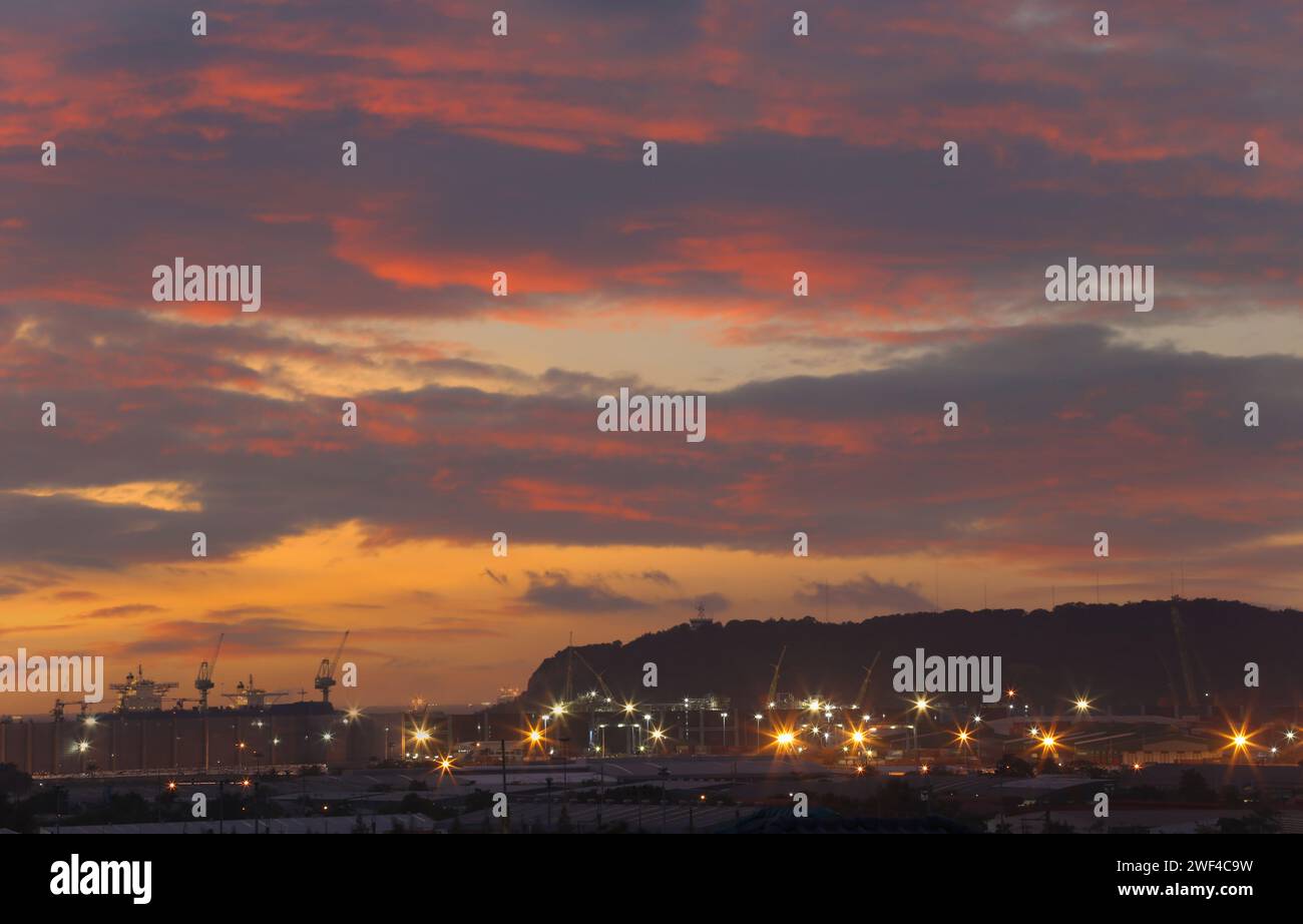 Laem Chabang Industrial Estate dans le ciel crépuscule, Deep Sea Port dans la province de Chonburi, Thaïlande. Banque D'Images