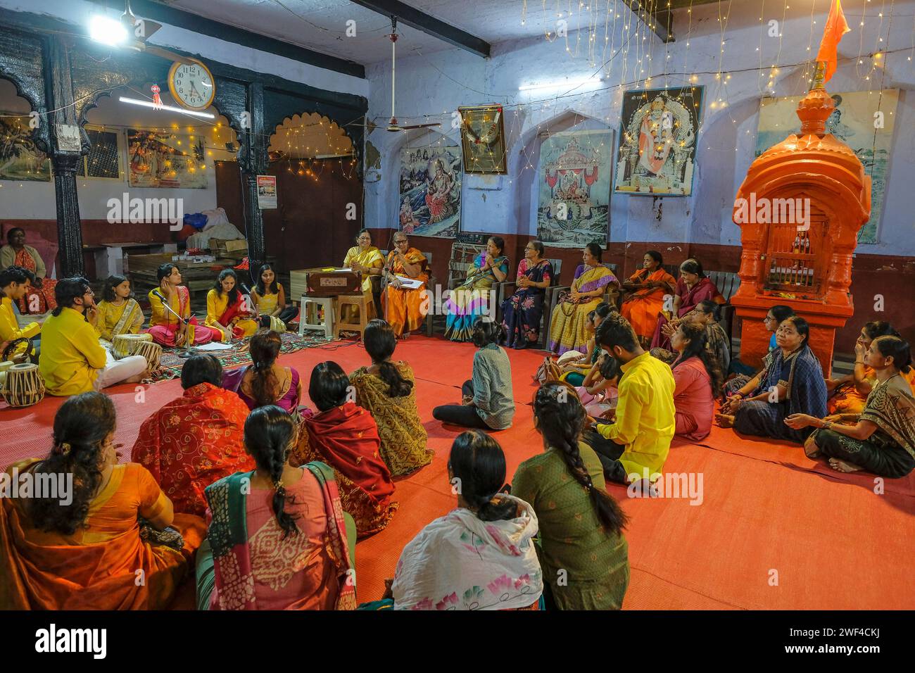 Aurangabad, Inde - 21 janvier 2024 : des gens prient dans un petit temple hindou à Aurangabad, en Inde. Banque D'Images