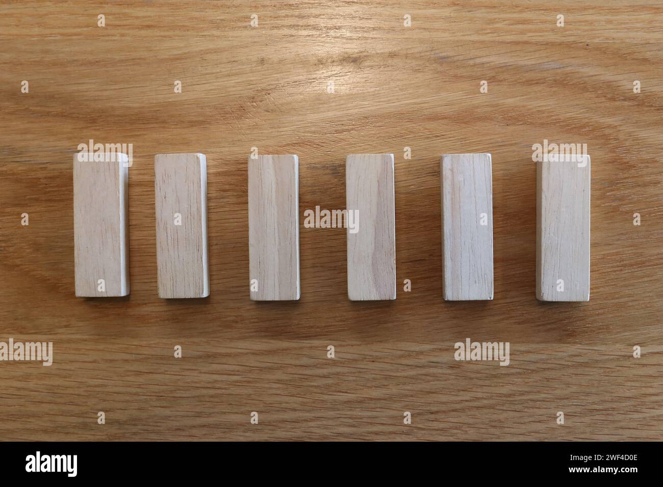 Six puzzles en bois disposés dans une rangée, Une idée d'affaires ou de jouet à mettre dans votre travail. Banque D'Images