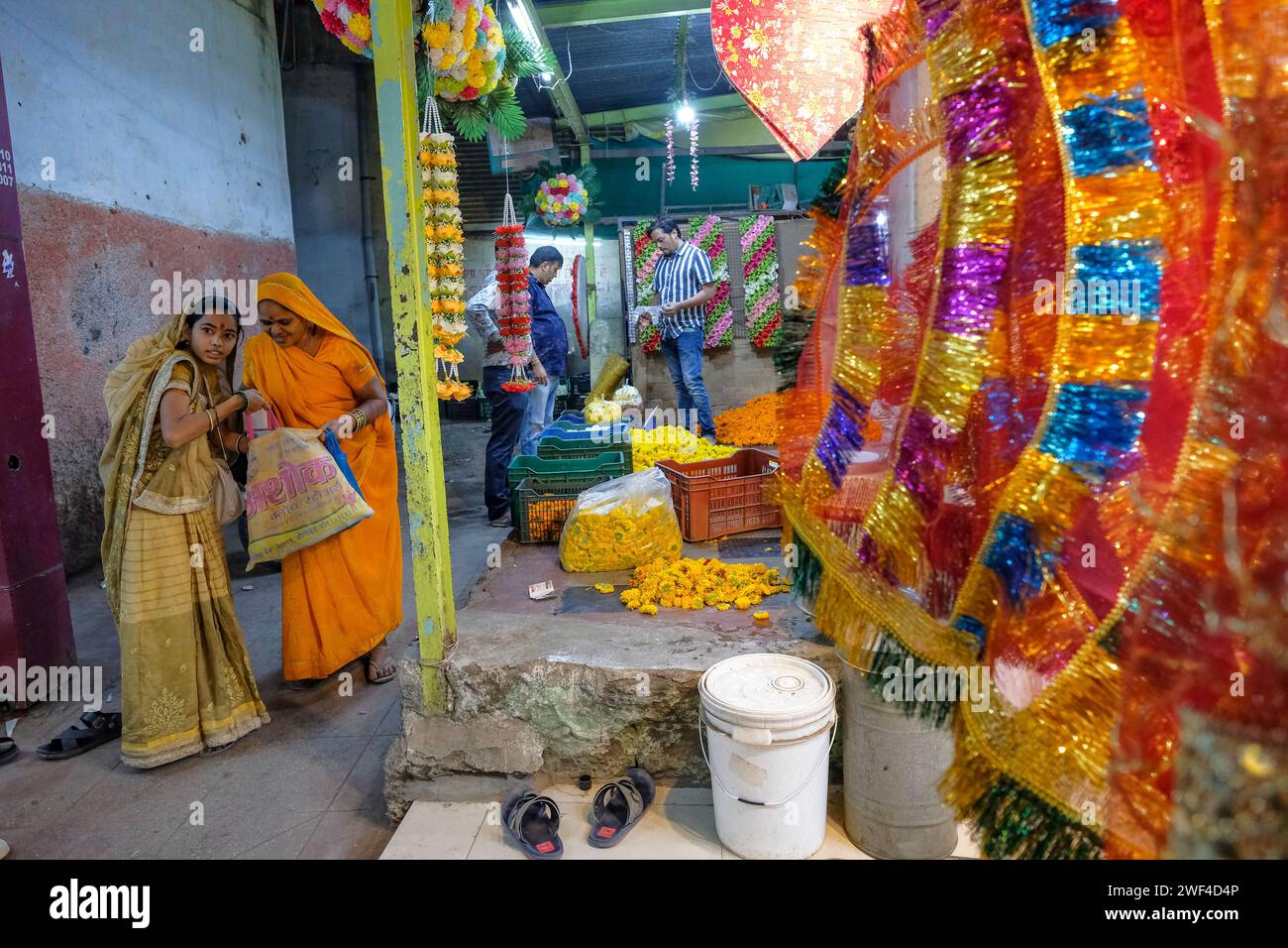 Aurangabad, Inde - 21 janvier 2024 : des femmes achètent des fleurs au marché Gulmandi à Aurangabad, en Inde. Banque D'Images